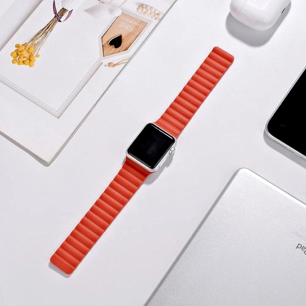 Apple Watch (38/40/SE/41/42mm) Lippa Magnetisk Silikone Rem - Rød